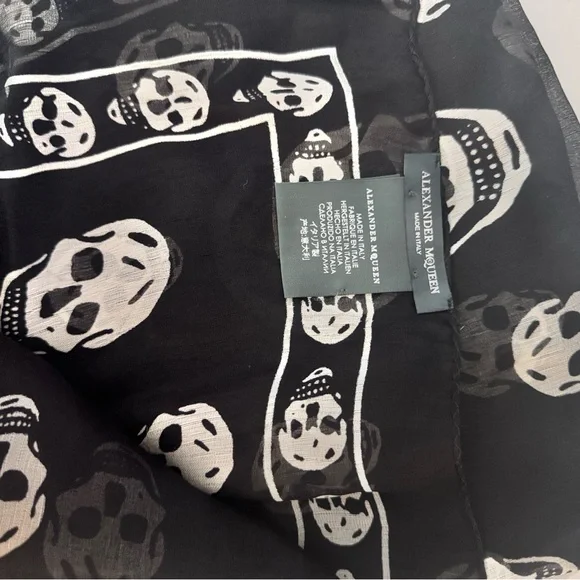 Alexander McQueen Black and White Skull Scarf - Picture 4 of 6